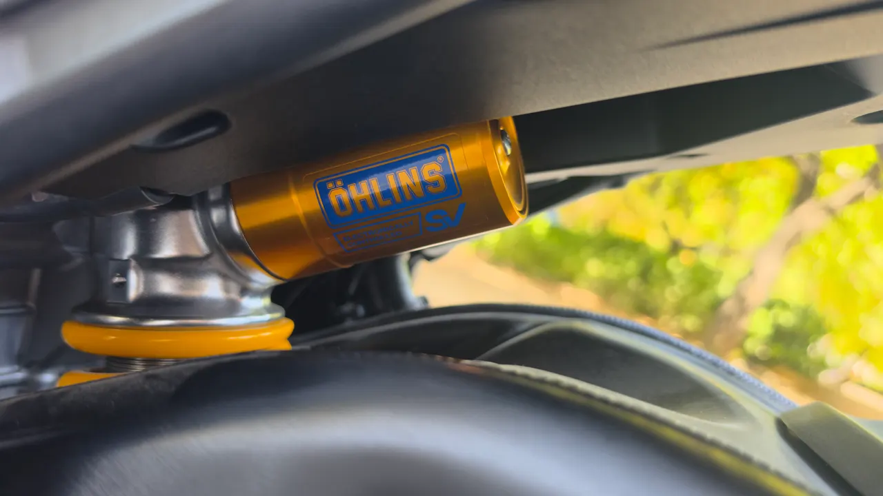 Amortiguador trasero Öhlins dorado de una Honda CBR1000RR-R Fireblade SP