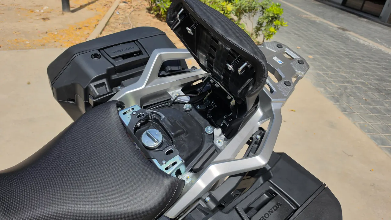 Debajo del asiento del copiloto se encuentra el depósito de gasolina de la Honda NC750X