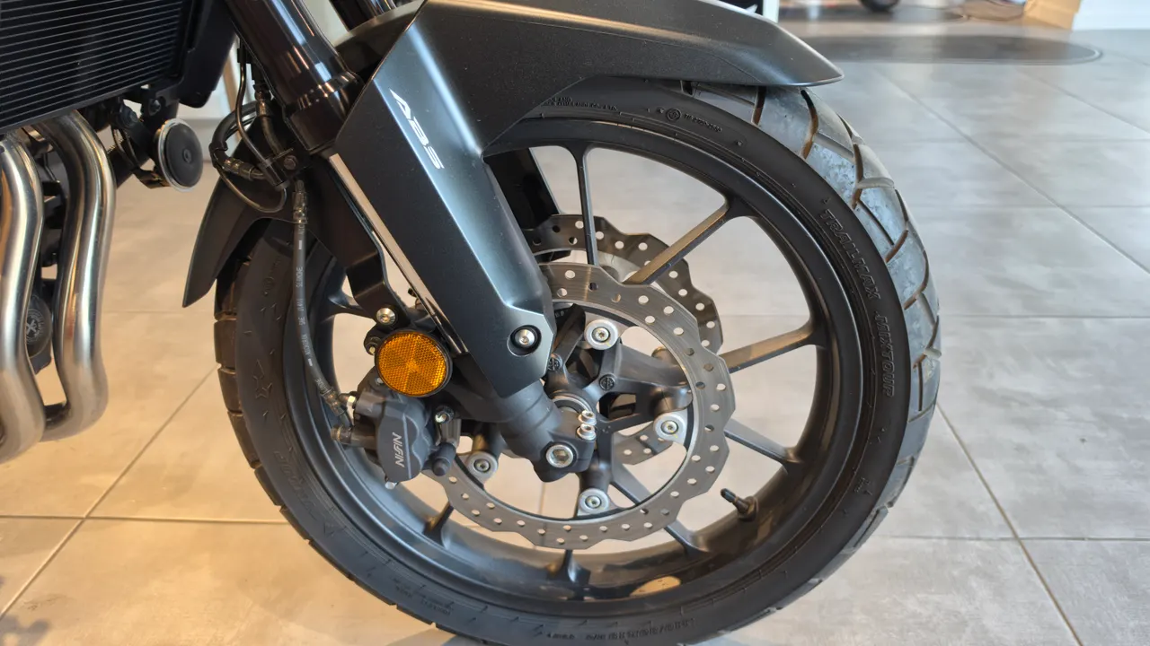 Detalle de la rueda delantera de una moto Honda NX500