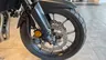 Detalle de la rueda delantera de una moto Honda NX500