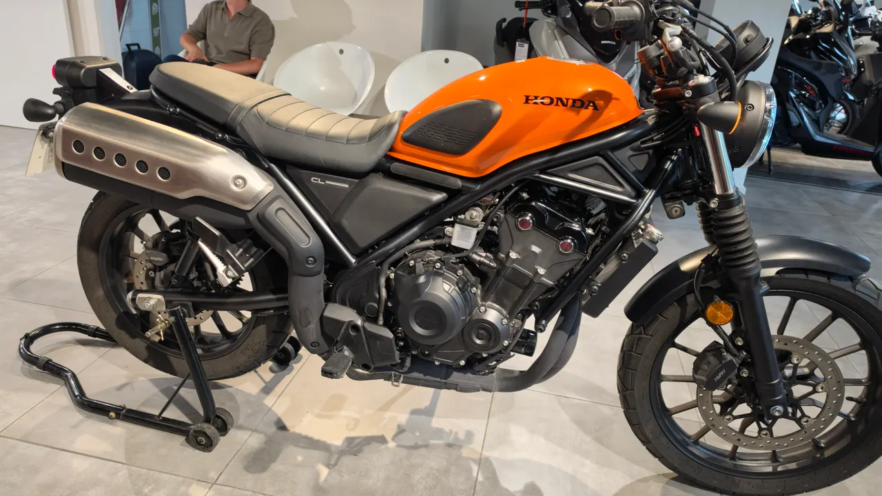 Honda CL500 naranja en exposición