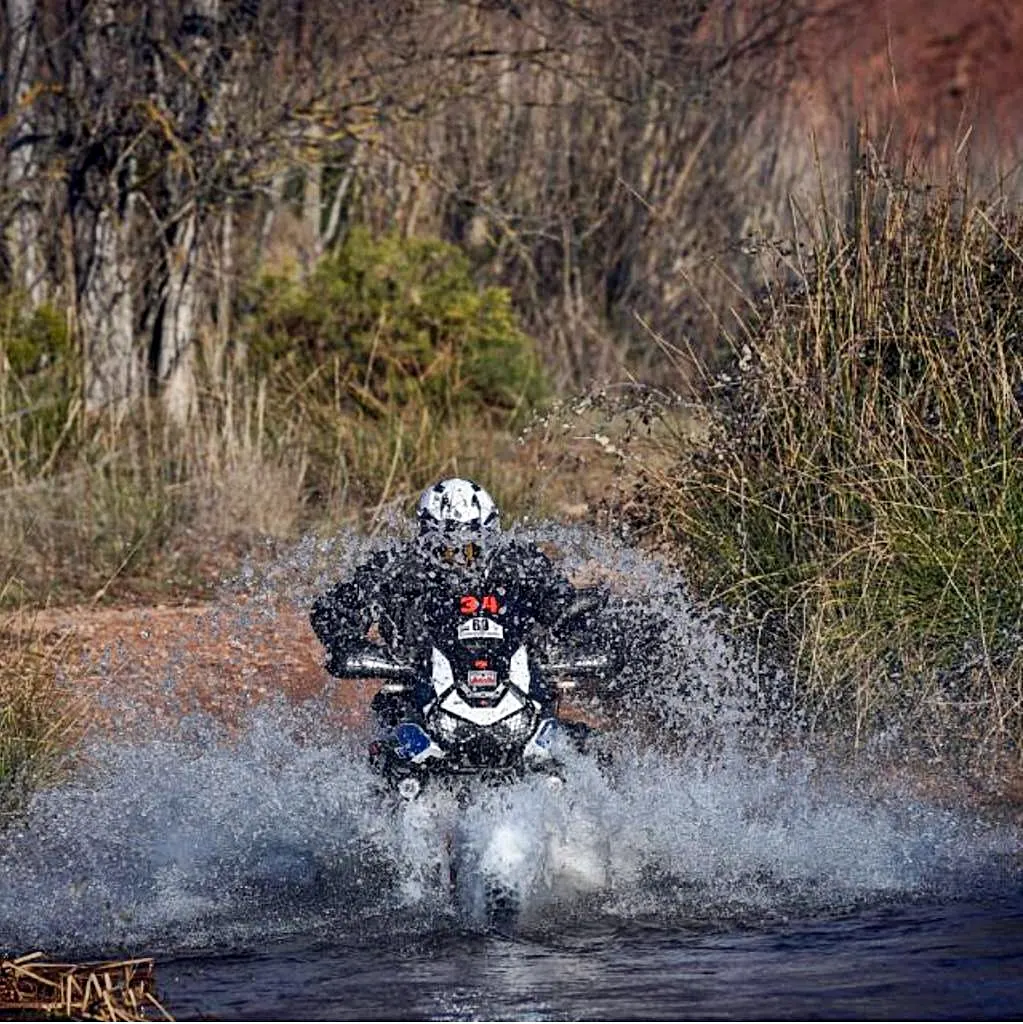 Consejos para conducir una moto con lluvia y evitar accidentes