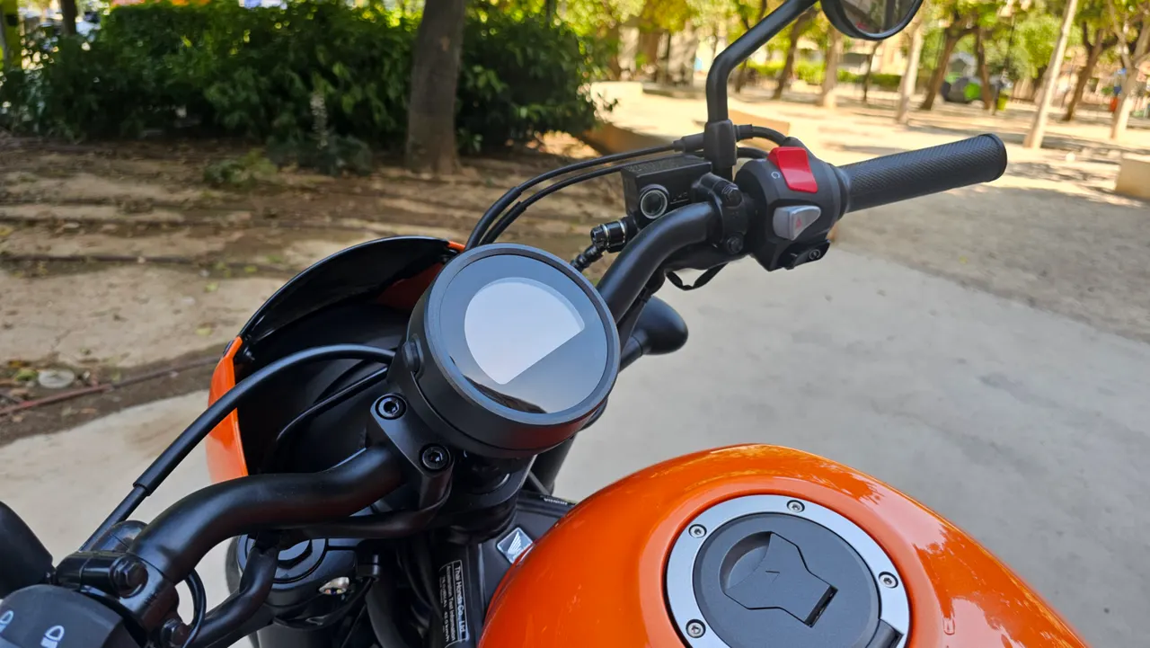 Manillar y depósito de combustible naranja de una Honda CMX500 Rebel Special Edition