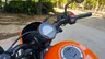 Manillar y depósito de combustible naranja de una Honda CMX500 Rebel Special Edition