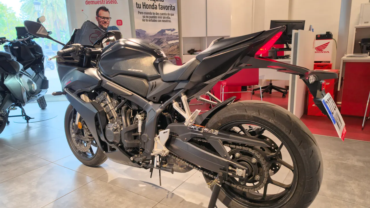 Honda CBR650R negra vista lateral