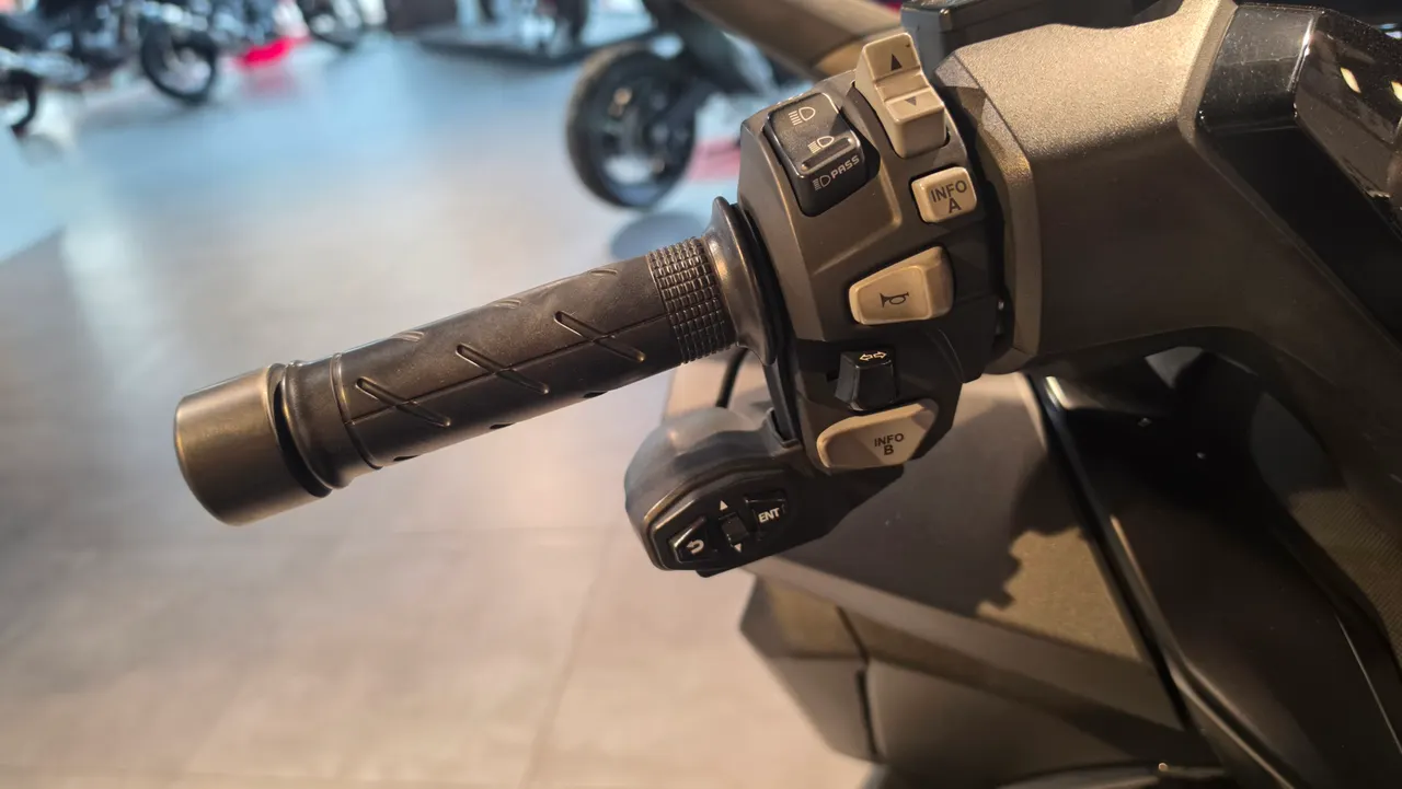 Detalle del manillar de una Honda Forza 350