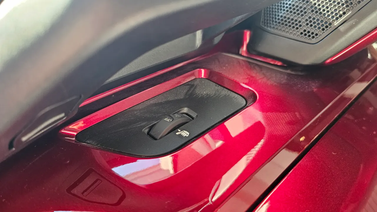 Interruptor de asiento calefactable en la Honda Gold Wing roja.