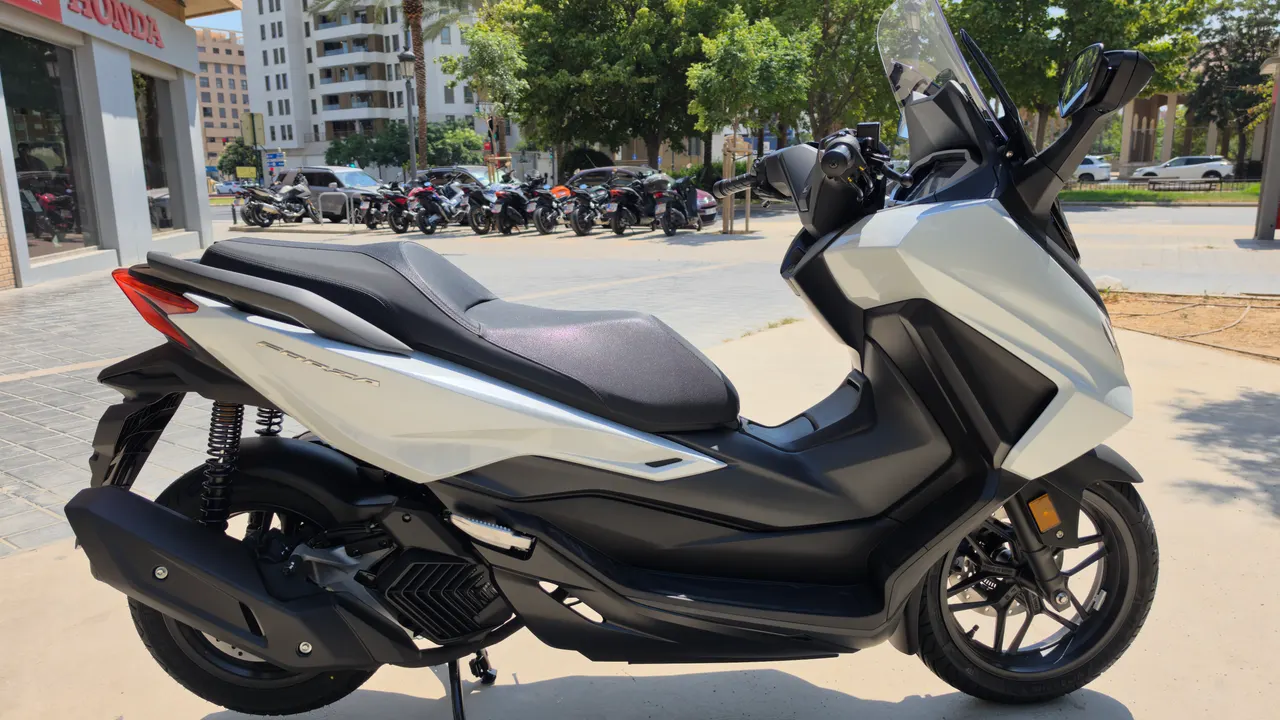Scooter Honda Forza 125 blanco perlado en la calle