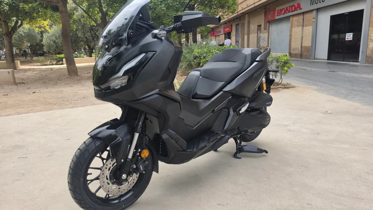 Honda ADV 350 negra mate NH-C81 aparcada en la calle