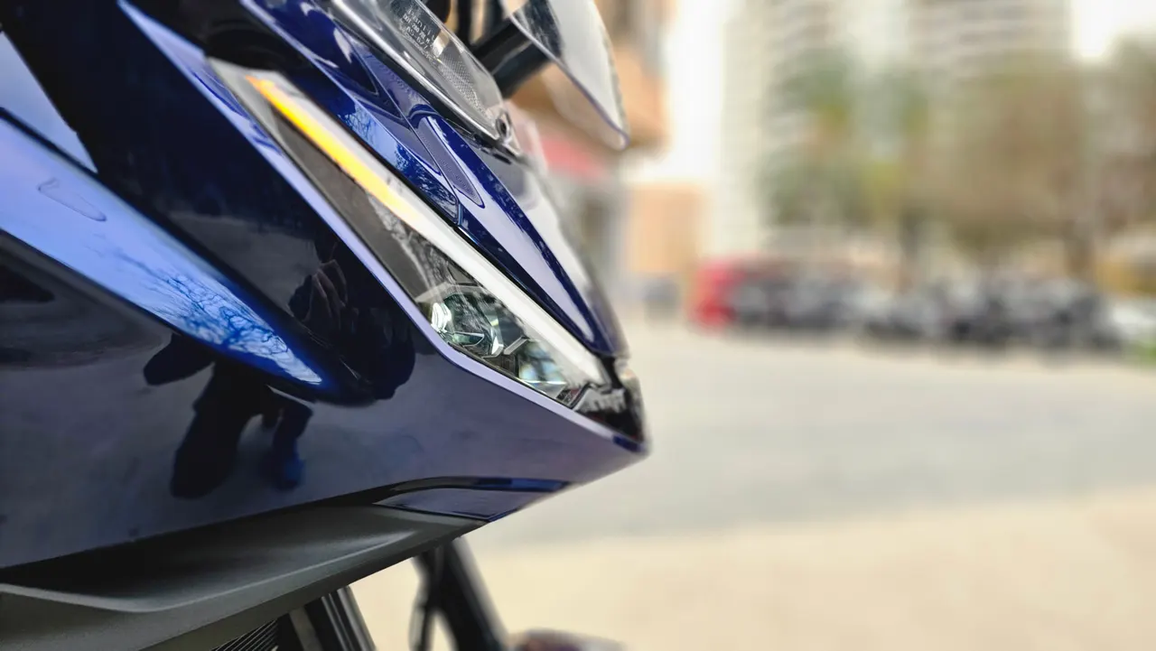 Detalle frontal de moto Honda NT1100 azul oscuro