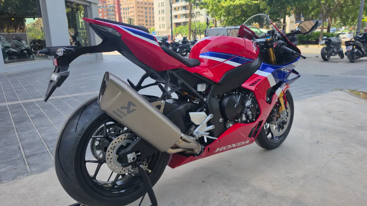 Honda CBR1000RR-R Fireblade SP roja y azul con escape Akrapovic