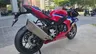 Honda CBR1000RR-R Fireblade SP roja y azul con escape Akrapovic
