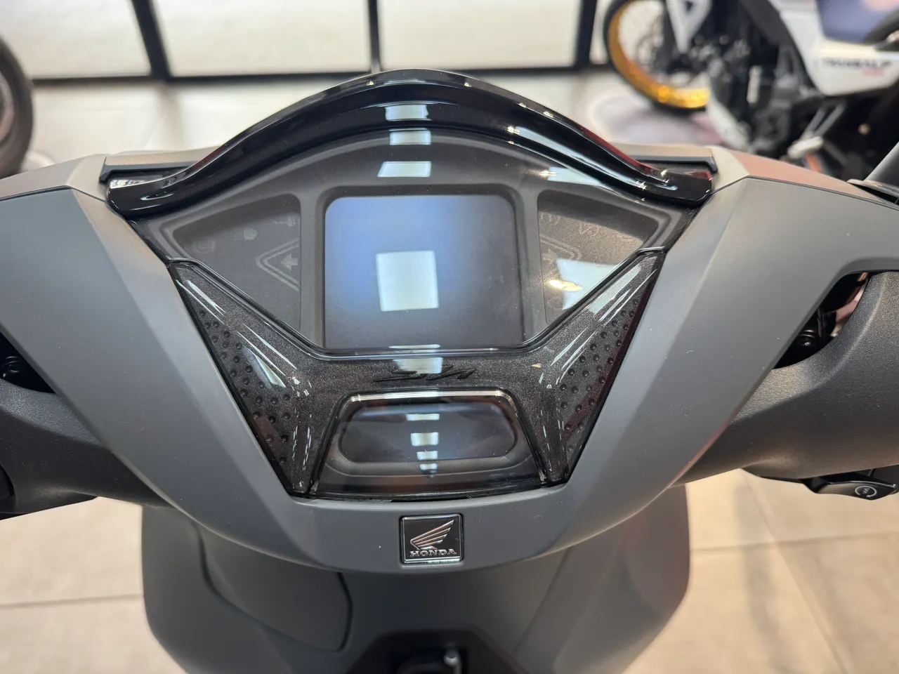 Cuadro de instrumentos digital de una moto Honda SH 350i color gris rock mate.