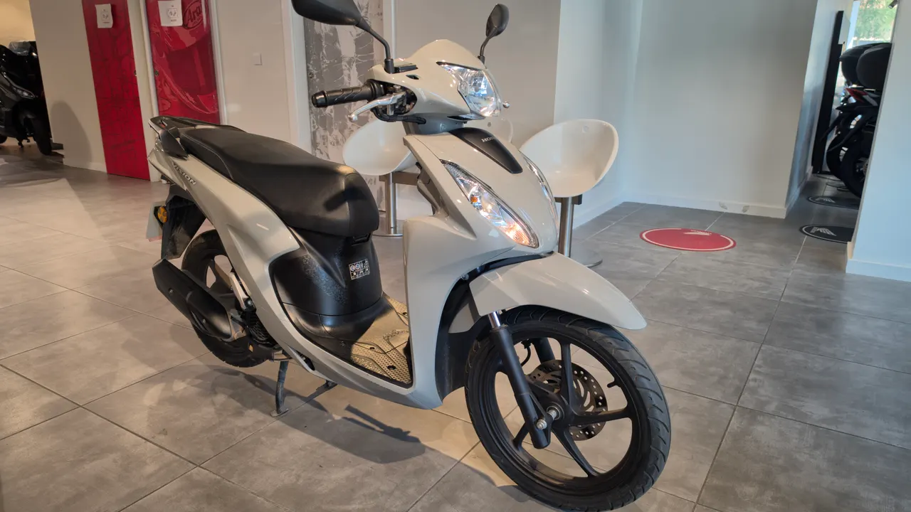Scooter Honda Vision 110 blanca en exposición