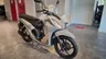 Scooter Honda Vision 110 blanca en exposición