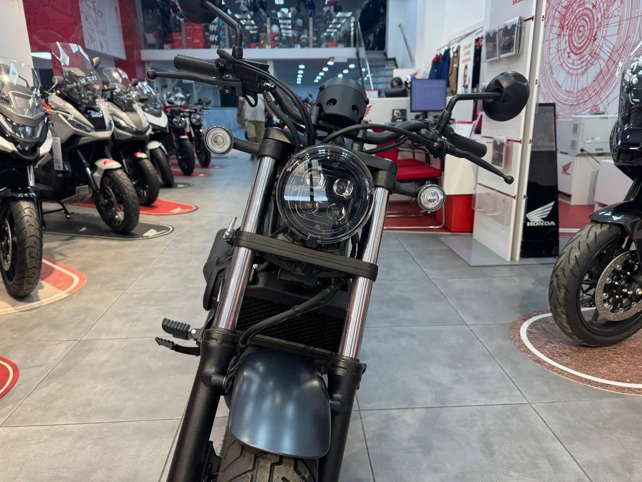 Honda Rebel 500 gris dim mate metalizado en concesionario