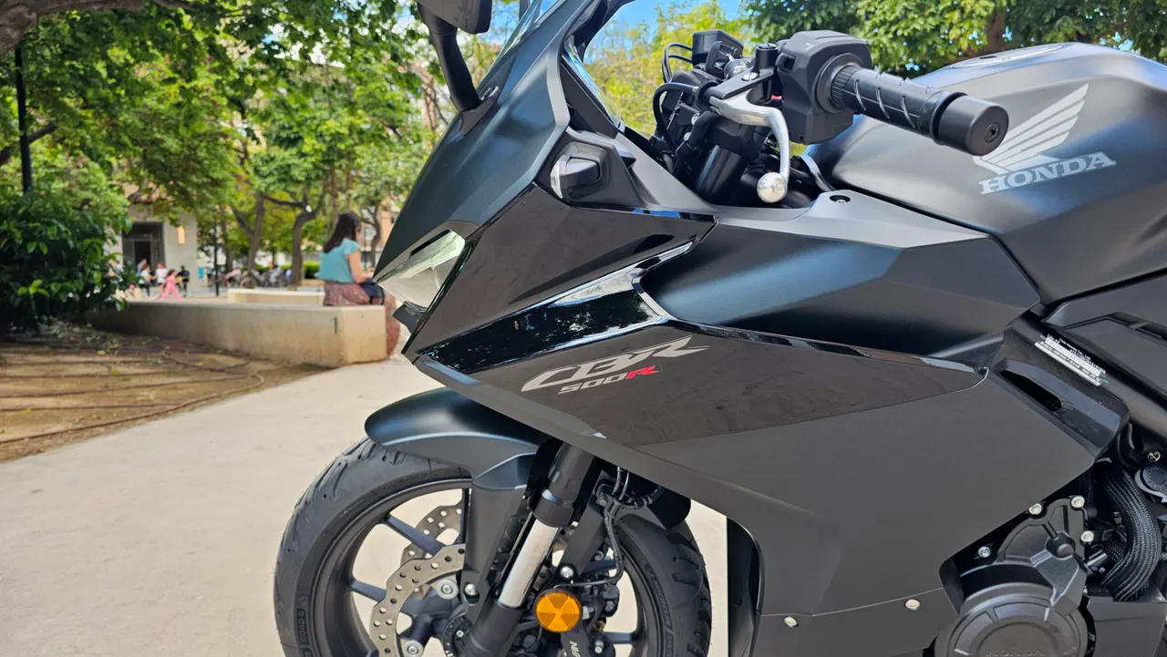 Honda CBR 500R negra en un parque