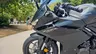 Honda CBR 500R negra en un parque