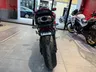 Vista trasera de una moto Honda CBR 600RR roja