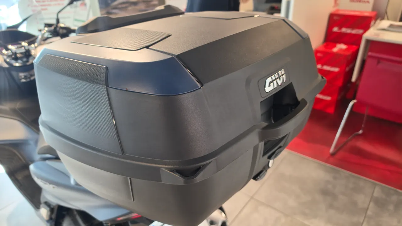 Baúl Givi negro montado en una Honda PCX 125
