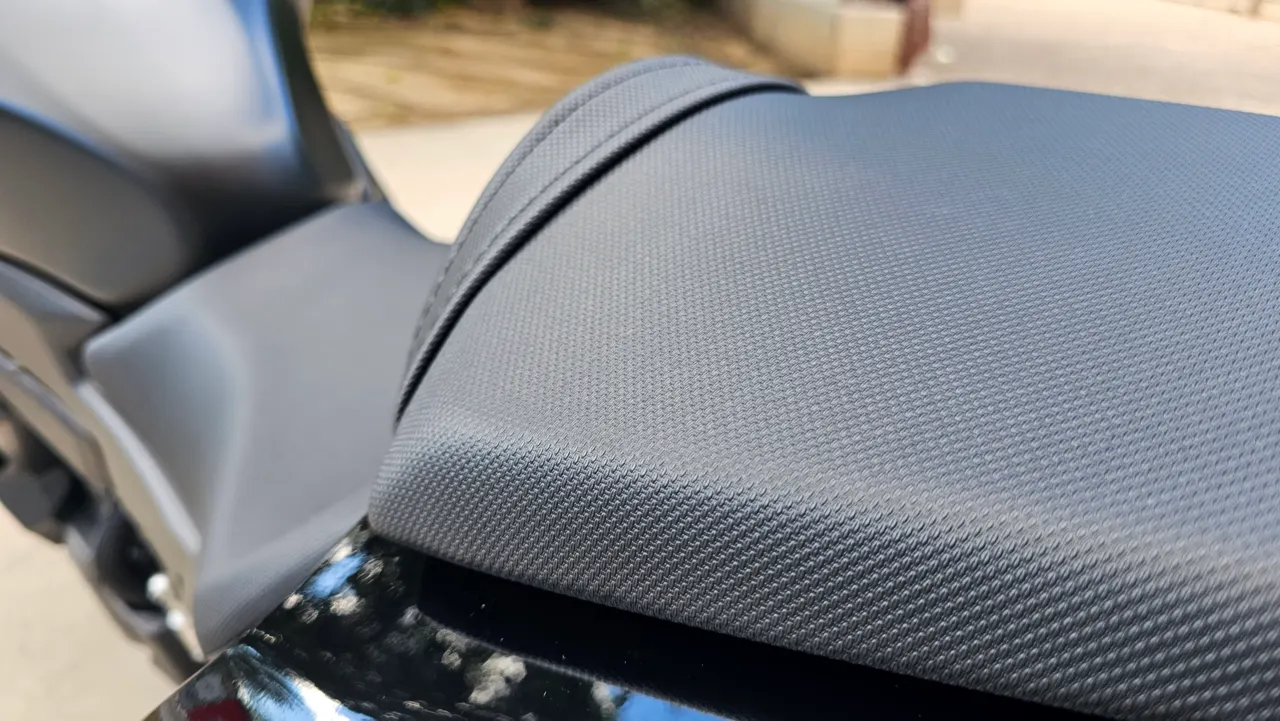 Detalle del asiento texturizado de una moto Honda CBR 500R