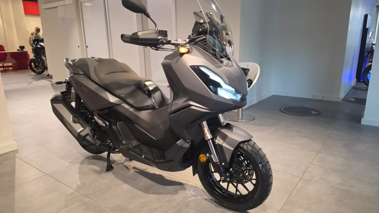 Scooter gris de perfil