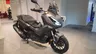 Scooter gris de perfil