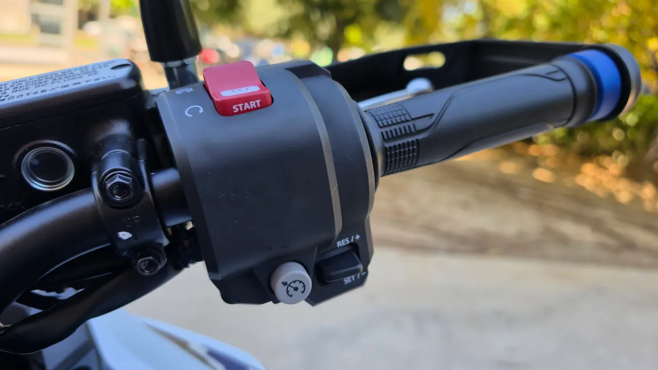 Detalle de la piña d manillar derecha de una Honda Africa Twin con botón de Paro-arranque rojo y botón de velicdad de crucero