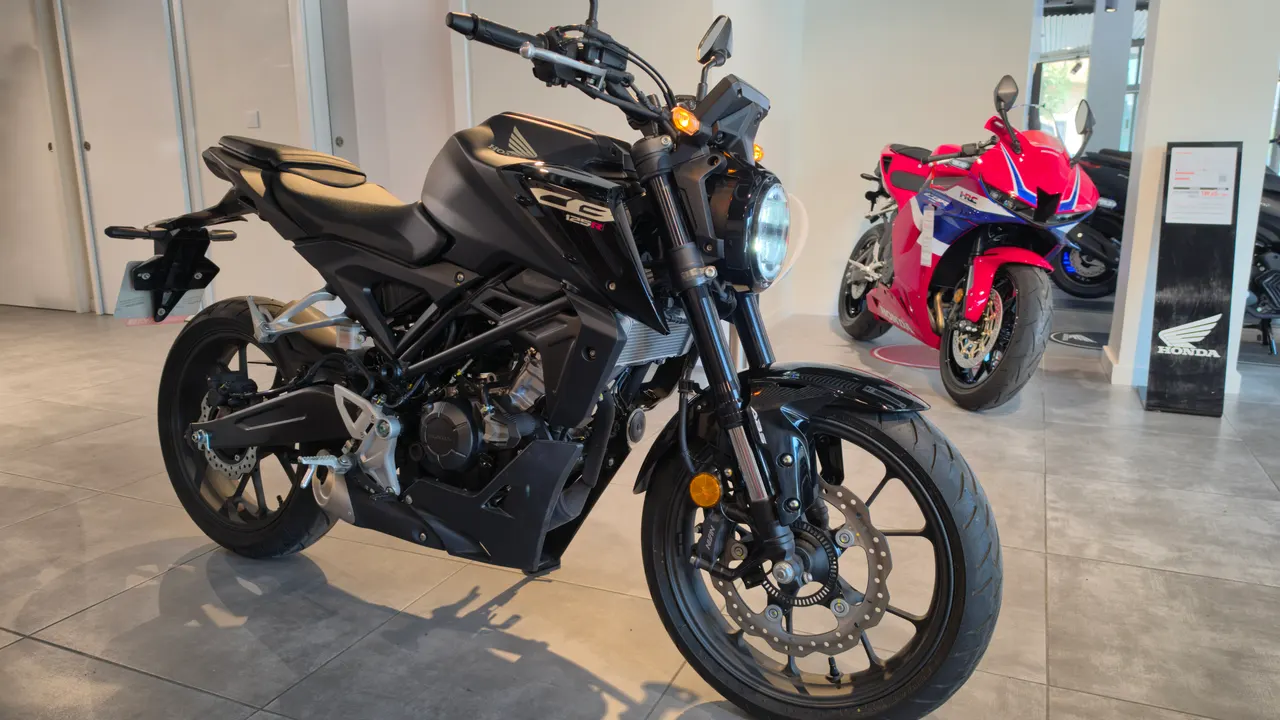 Honda CB125R negra en un concesionario