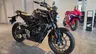 Honda CB125R negra en un concesionario