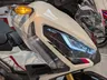 Detalle frontal de moto Honda X-ADV blanca