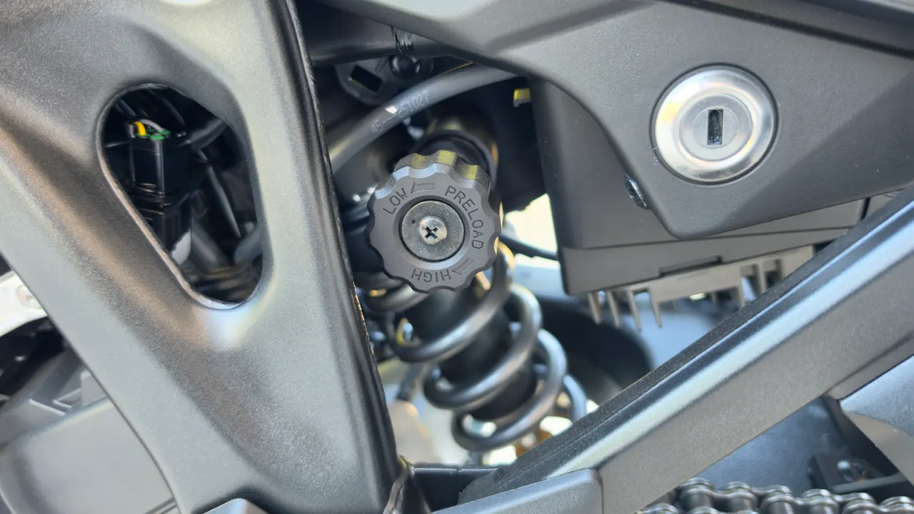 Detalle del ajuste de precarga de la suspensión trasera de una Honda CRF1100L Africa Twin