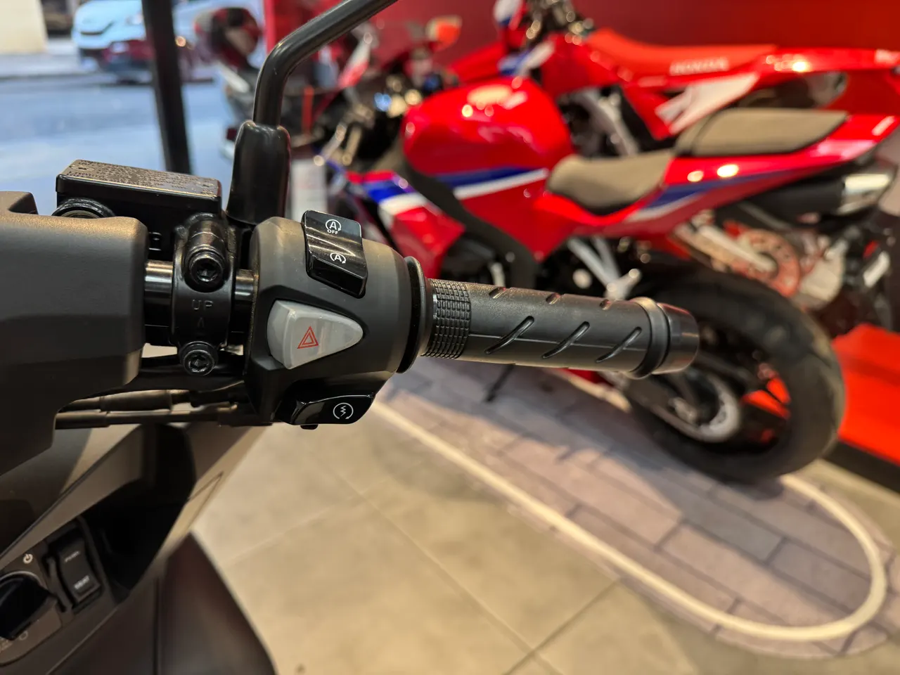 Manillar de una moto Honda PCX125
