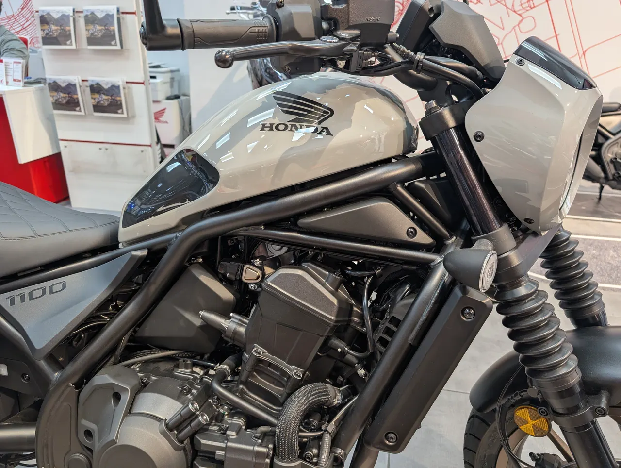 Honda CMX1100 Rebel Special Edition gris en exposición