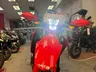 Frontal de Honda CRF300L roja con faro e intermitentes led encendidos en exposición