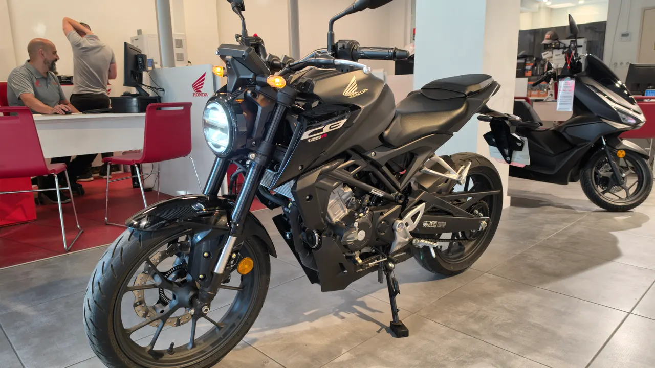 Honda CB125R negra en concesionario
