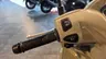 Detalle del manillar de una moto Honda Vision 110 color beige