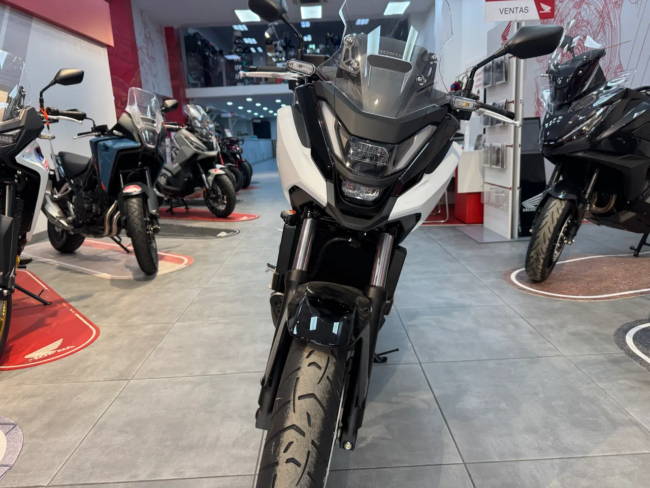 Honda NC750X blanca en exposición