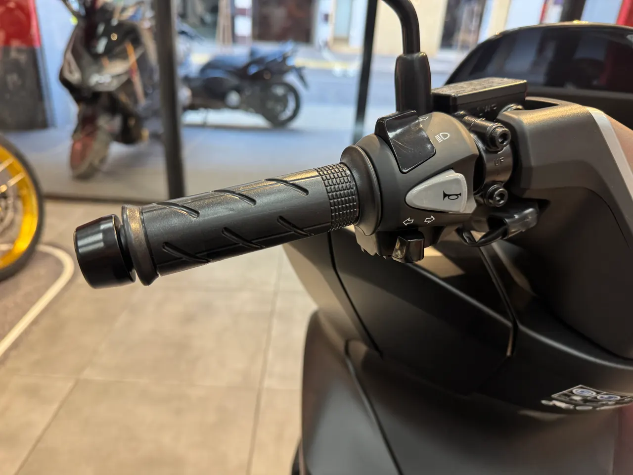 Manillar de moto Honda PCX125 con controles