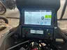 Pantalla digital de moto mostrando información en modo Tour, velocímetro, odómetro y temperatura.