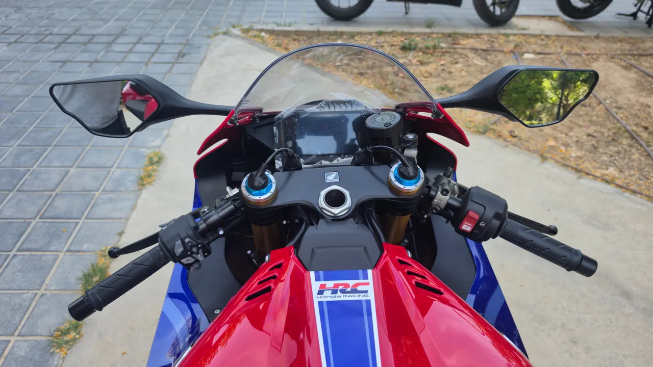 Vista superior de una Honda CBR1000RR-R Fireblade SP roja y azul con manillar y espejos
