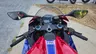 Vista superior de una Honda CBR1000RR-R Fireblade SP roja y azul con manillar y espejos