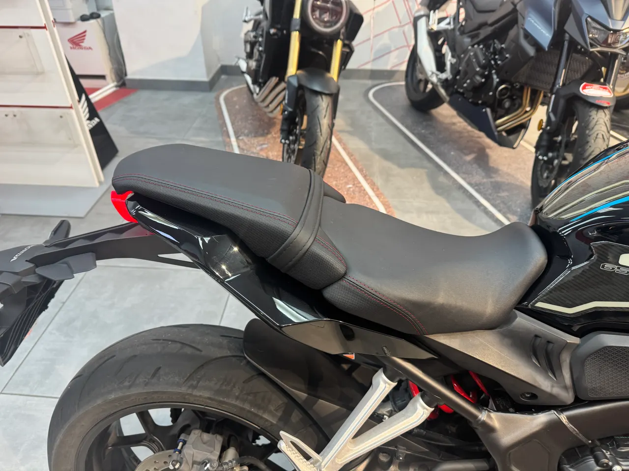 Asiento de moto Honda negro con costuras rojas