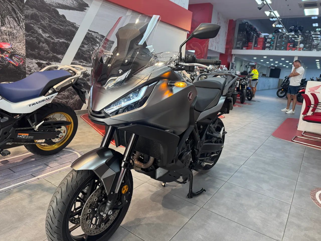 Honda Transalp gris en concesionario