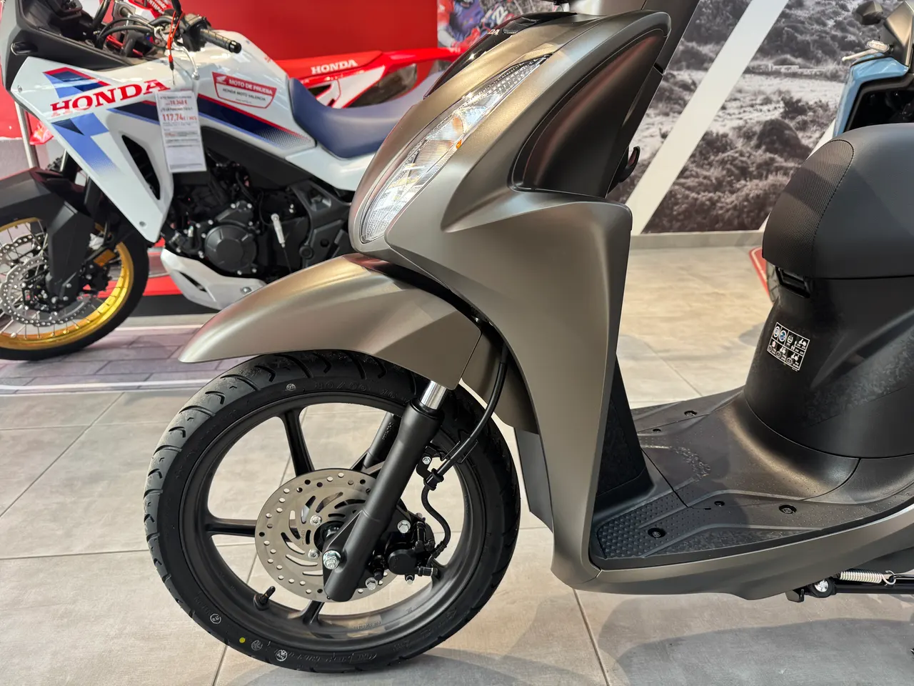 Scooter Honda Vision 110 color marrón metálico mate