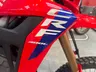 Detalle lateral de la Honda CRF300L roja con gráficos CRF 300L
