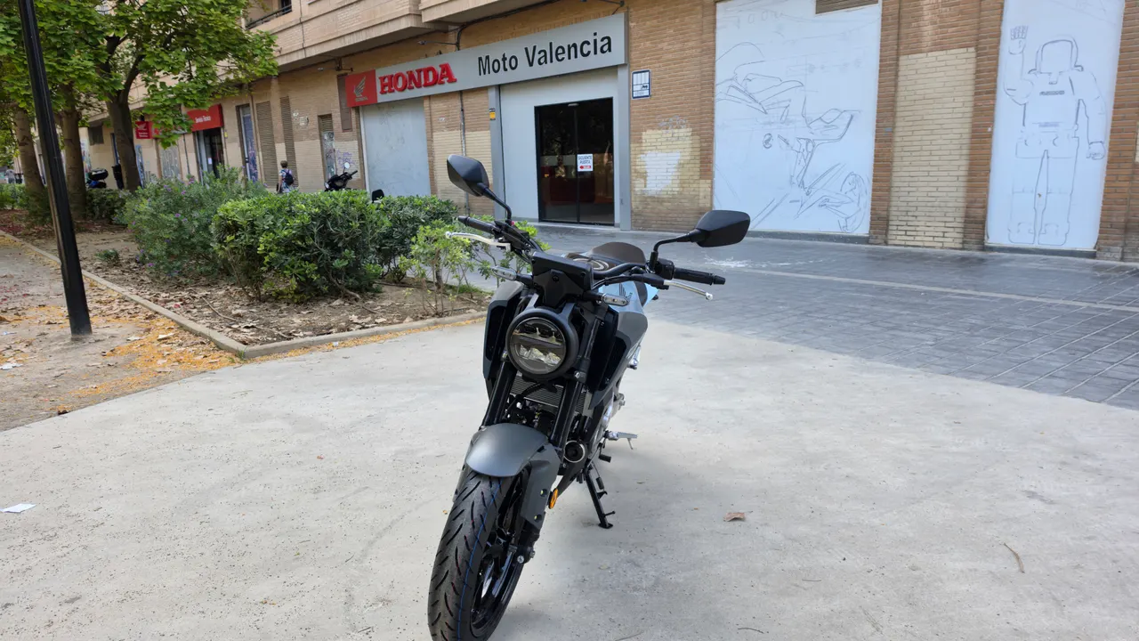 Moto Honda CB125R Azul BG136 aparcada frente a concesionario Honda