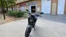 Moto Honda CB125R Azul BG136 aparcada frente a concesionario Honda