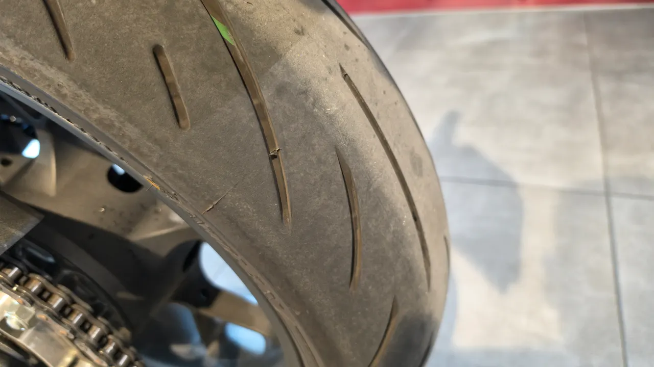 Detalle del neumático trasero de una Honda Hornet 1000 con cadena visible