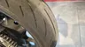 Detalle del neumático trasero de una Honda Hornet 1000 con cadena visible